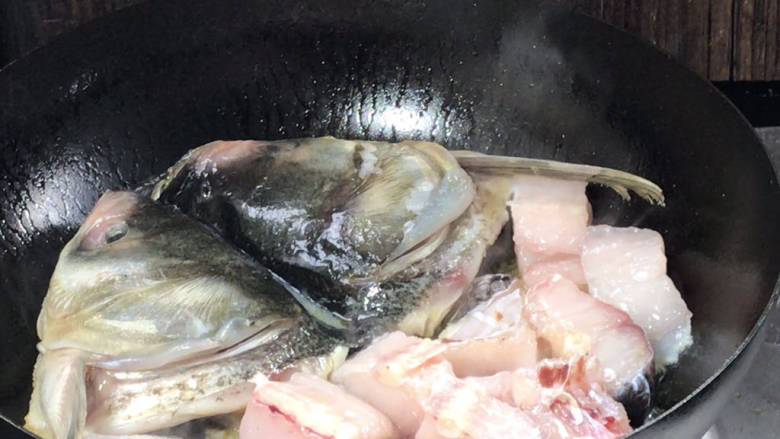 干锅鱼,起锅热油，中火，放入鱼块煎香，盖上锅盖焖2分钟