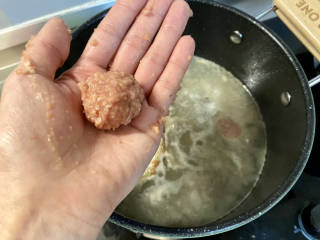 牛肉丸子汤➕生菜平菇牛肉丸子汤,把火改为最小，用勺子或手团成丸子，一个个下锅，保持小火