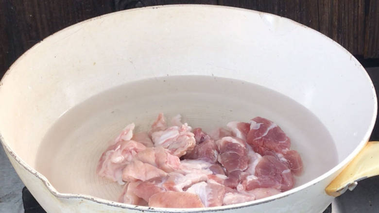 白萝卜炖猪肉,起锅注入适量清水，放入猪肉，煮沸后捞出备用