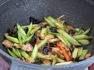 芹菜木耳炒肉丝,最后把炒好的猪肉倒回锅中，混合翻炒均匀关火即可。