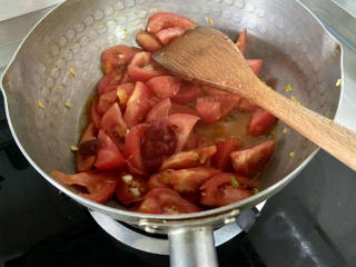 番茄黄瓜炒蛋,如果想番茄味更加浓郁，可以加一汤匙番茄酱，翻炒均匀