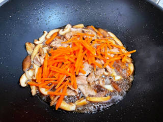 香菇肉片煲,加入胡萝卜
