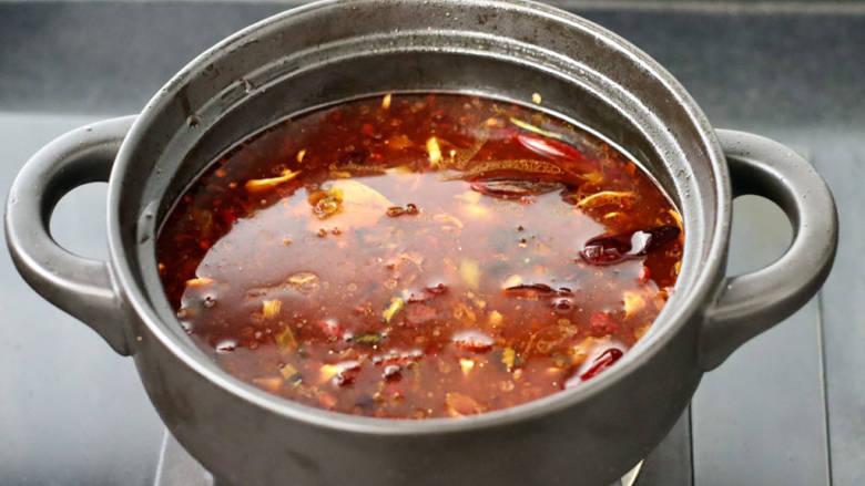 青口什锦火锅,倒入适量的清水。