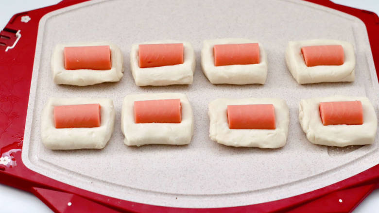 快手火腿小酥饼,<a style='color:red;display:inline-block;' href='/shicai/ 437'>火腿肠</a>切小段改一下刀，按压在手抓饼中间。