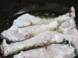 红烧草鱼块,锅中倒入适量的食用油烧热7-8成热时，放入草鱼块，中小火炸至金黄色捞出控油