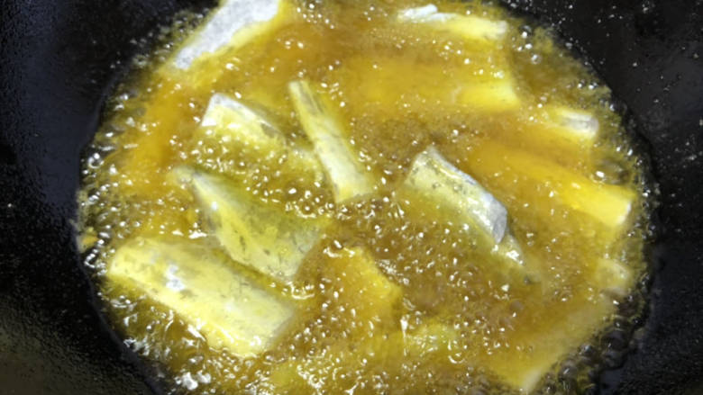 椒盐带鱼,油温七成热放入裹了生粉的带鱼。