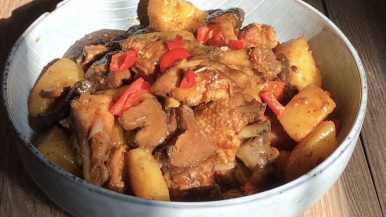土豆香菇焖鸡,出锅装盘