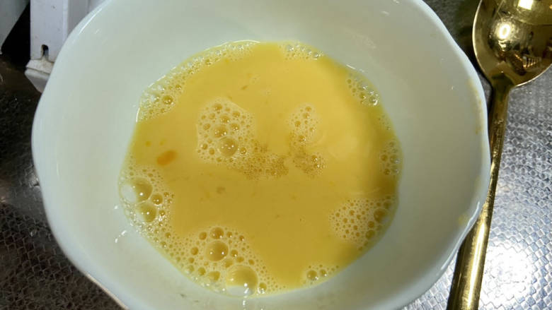 黄瓜烧豆腐,鸡蛋打入碗中搅拌成均匀蛋液