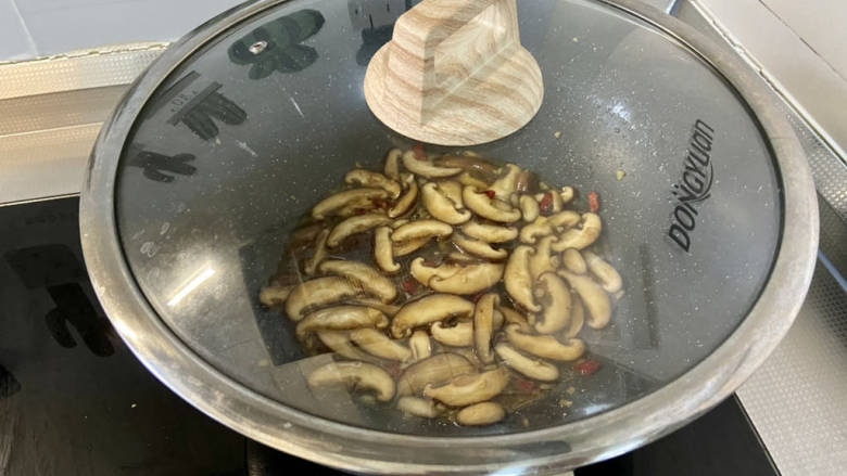 香菇炒生菜,加盖，中小火焖煮3分钟