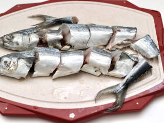 #闹元宵#春天一定要吃的红烧鲅鱼,鲅鱼清除内脏和杂质后，洗净用刀斜切成3cm左右的块。