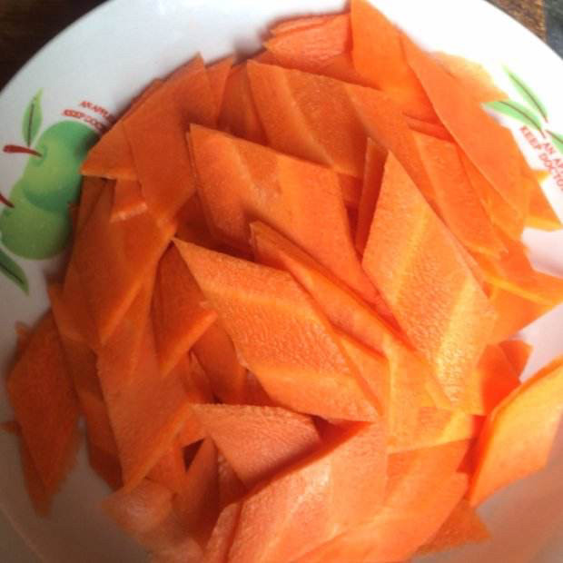 荷兰豆藕片,将胡萝卜斜切成这样的片。
