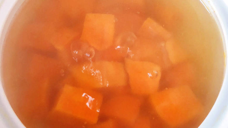 红薯栗子糖水,砂锅中倒入清水，煮开锅，放入红薯，煮5分钟。