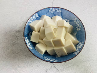 黄瓜烧豆腐,内酯豆腐清洗一下，切小块