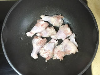 土豆香菇焖鸡,起油锅，将鸡腿码放进锅里