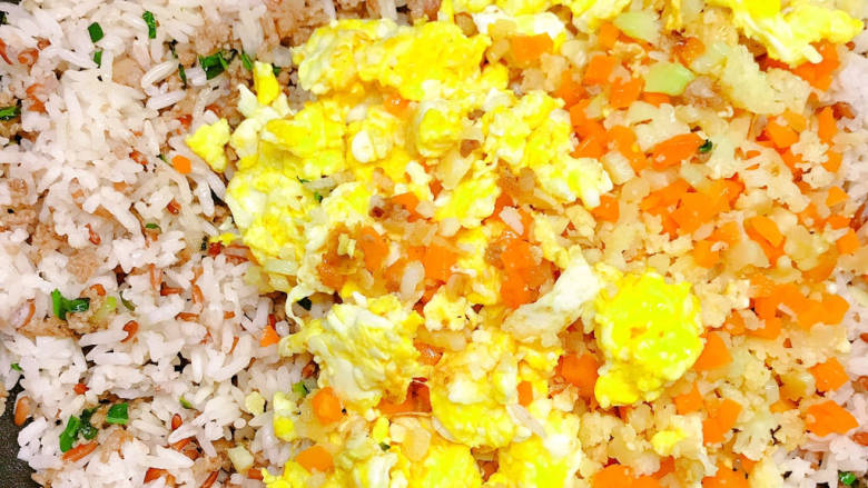 肉末花菜炒饭,放入炒好的鸡蛋和胡萝卜花菜。