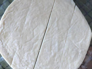 飞饼卷烤肠,均匀切成四条状。