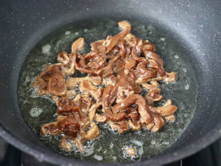 彩椒鸡肉孜然小炒,热锅倒入适量油烧热，放入腌制好的鸡肉。