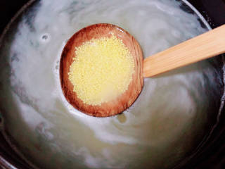 牛奶番薯粥,砂锅中烧开水，下入小米熬煮。