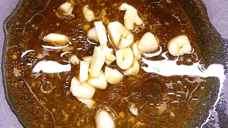 花菜炒西葫芦,直接用烧肉剩下的油，放入大蒜
