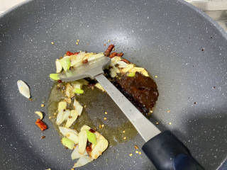 白菜烩小酥肉,加入一汤匙黄豆酱，小火炒香