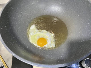 鲫鱼豆腐菇菌汤,热锅后加入适量食用油，煎一个荷包蛋，盛出备用