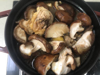 土豆香菇焖鸡,放入调料：盐➕生抽3勺➕老抽2勺➕大酱2勺➕蚝油1勺➕少量白糖，再向锅中倒入少量鸡汤（大约半碗，其实也可以不放的，我有点担心粘锅就放了一点）
