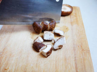 香菇卤肉饭,切成小丁备用。