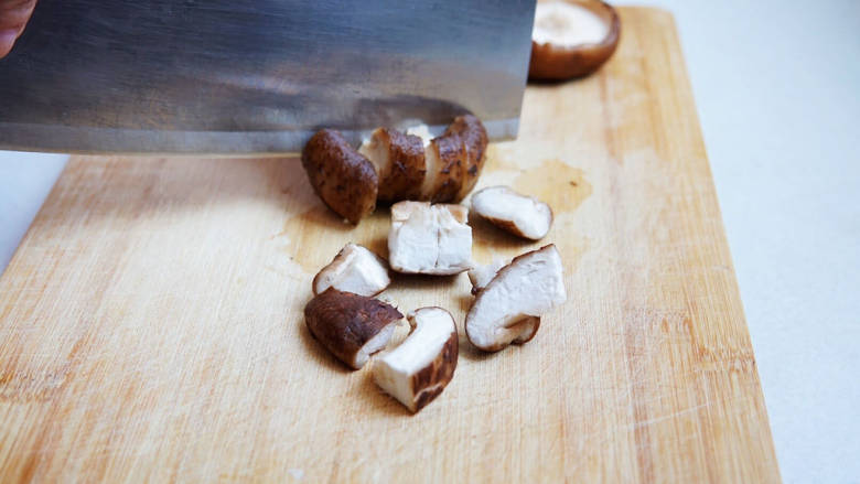 香菇卤肉饭,切成小丁备用。