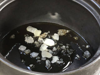 卤豆腐皮,砂锅热油，放入冰糖炒糖色