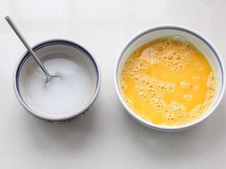 家常拌面,鸡蛋磕入碗中充分搅打均匀，玉米淀粉加清水搅拌均匀成水淀粉。