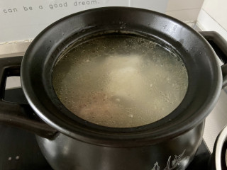 棒骨萝卜汤,加入白萝卜块，煮开