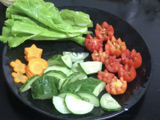鸡胸肉蔬菜沙拉,生菜洗净，沥水备用