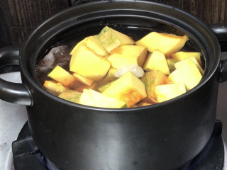 南瓜银耳莲子羹,20分钟后打开锅盖搅拌一下，再放入南瓜和冰糖