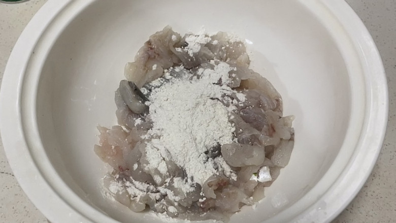 酸菜海鲜锅,先把鱼肉准备好，再加入生粉