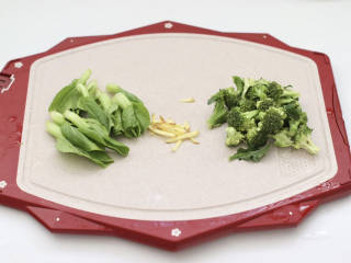 排骨豆腐砂锅,西兰花洗净撕小朵，油菜去根，姜切丝。
