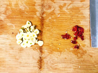 椒麻莲藕,红辣椒和大蒜瓣，洗净切碎