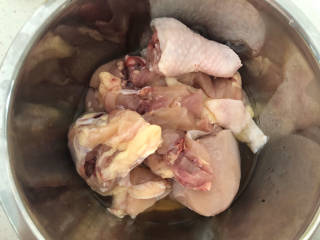 土豆香菇焖鸡,剁成小块，放料酒腌制去腥半小时。