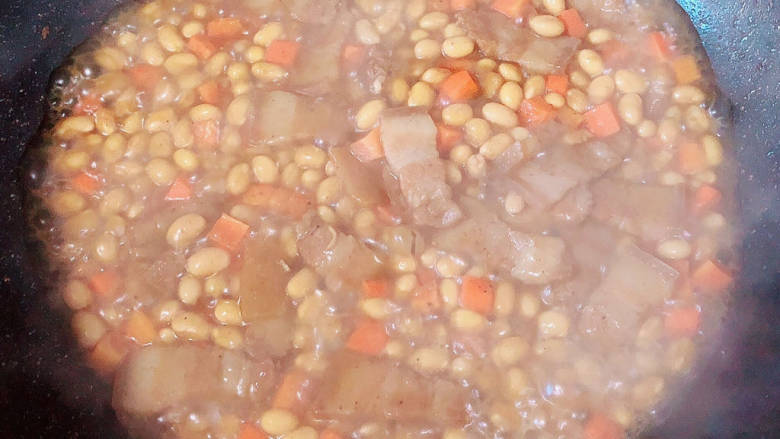 五花肉焖黄豆,可以加少许胡萝卜丁，炖两分钟。