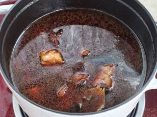 排骨土豆炖豆角,加入足够量的热水大火煮沸，改小火加盖炖煮约40分钟。