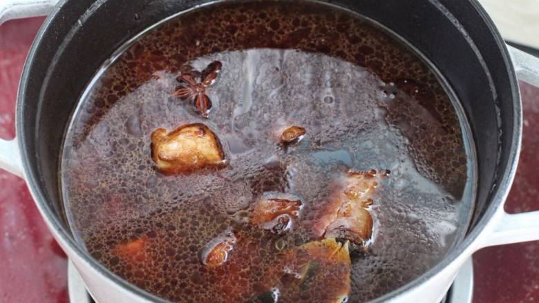 排骨土豆炖豆角,加入足够量的热水大火煮沸，改小火加盖炖煮约40分钟。