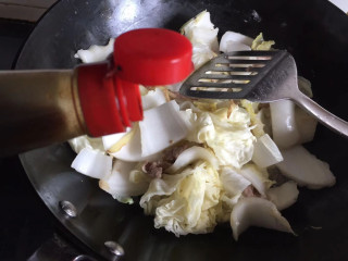 五花肉炖白菜,加一点生抽，盖上盖焖煮一分钟左右