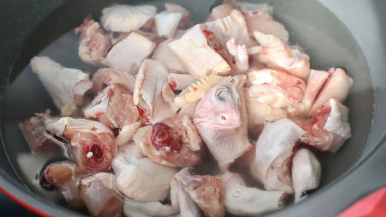 酱香土豆鸡,锅中倒入适量的清水，放入鸡块。
