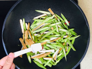 杂炒蔬菜,翻炒至芦笋恹恹后，撒入盐调味