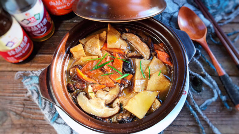 香菇砂锅煲,一道美味的香菇冬笋砂锅煲就做好了