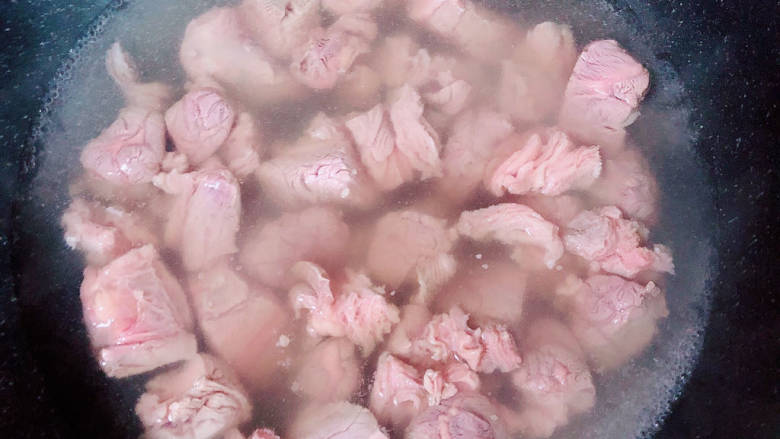 牛肉炖芋头,锅中烧开水，放入牛腱子肉，焯去血水。
