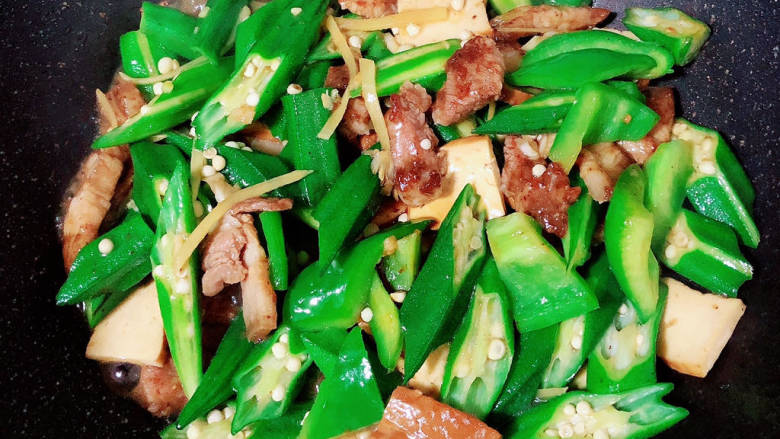 辣椒豆腐干小炒肉,可以加少许水，让秋葵的汁液融入菜中，翻炒入味即可出锅了！