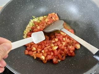 番茄藕丁,可以加入少许食盐翻炒，可以让番茄快速出汁