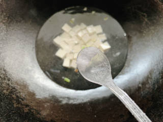 豆腐蛋花汤,煮至沸腾后，加入少许盐和味精