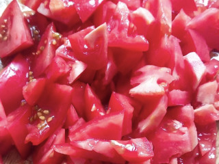 茄汁花菜,将西红柿切成小块。