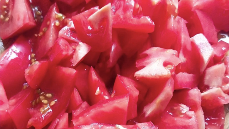 茄汁花菜,将西红柿切成小块。
